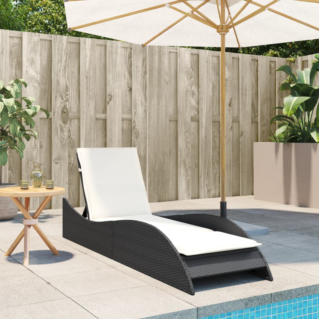 Chaise longue avec coussin noir en résine tressée